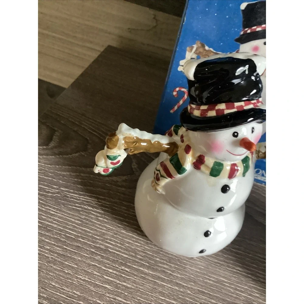 Oneida Kitchen Winter Buddies Salt & Pepper Shaker Set